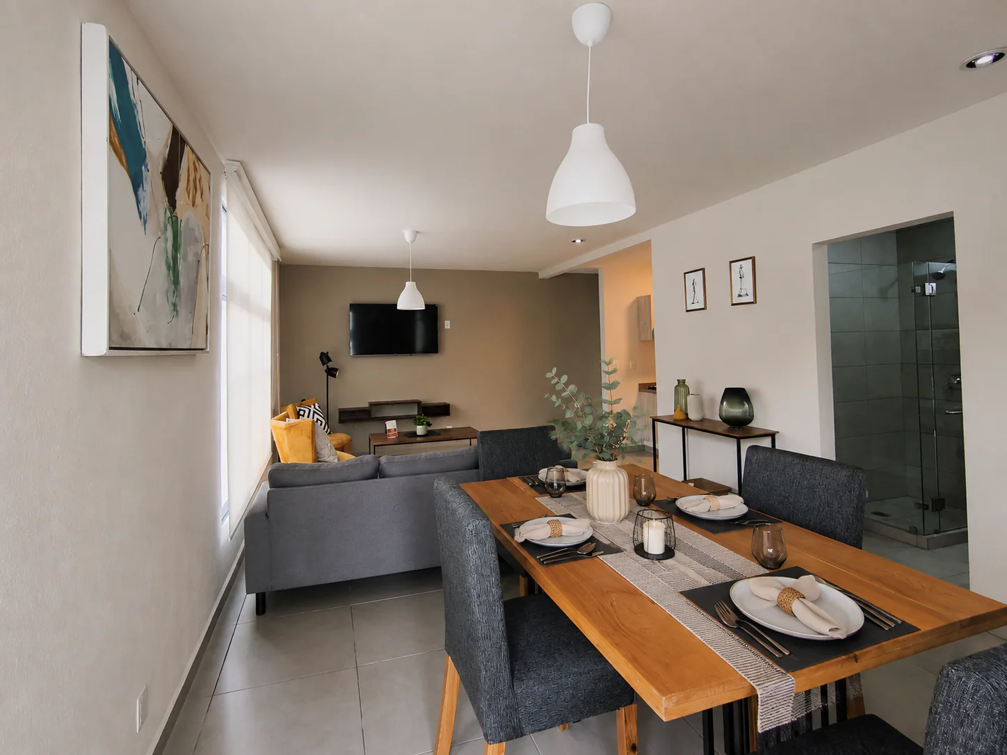 Sala y comedor del departamento muestra de Idílica Del Parque